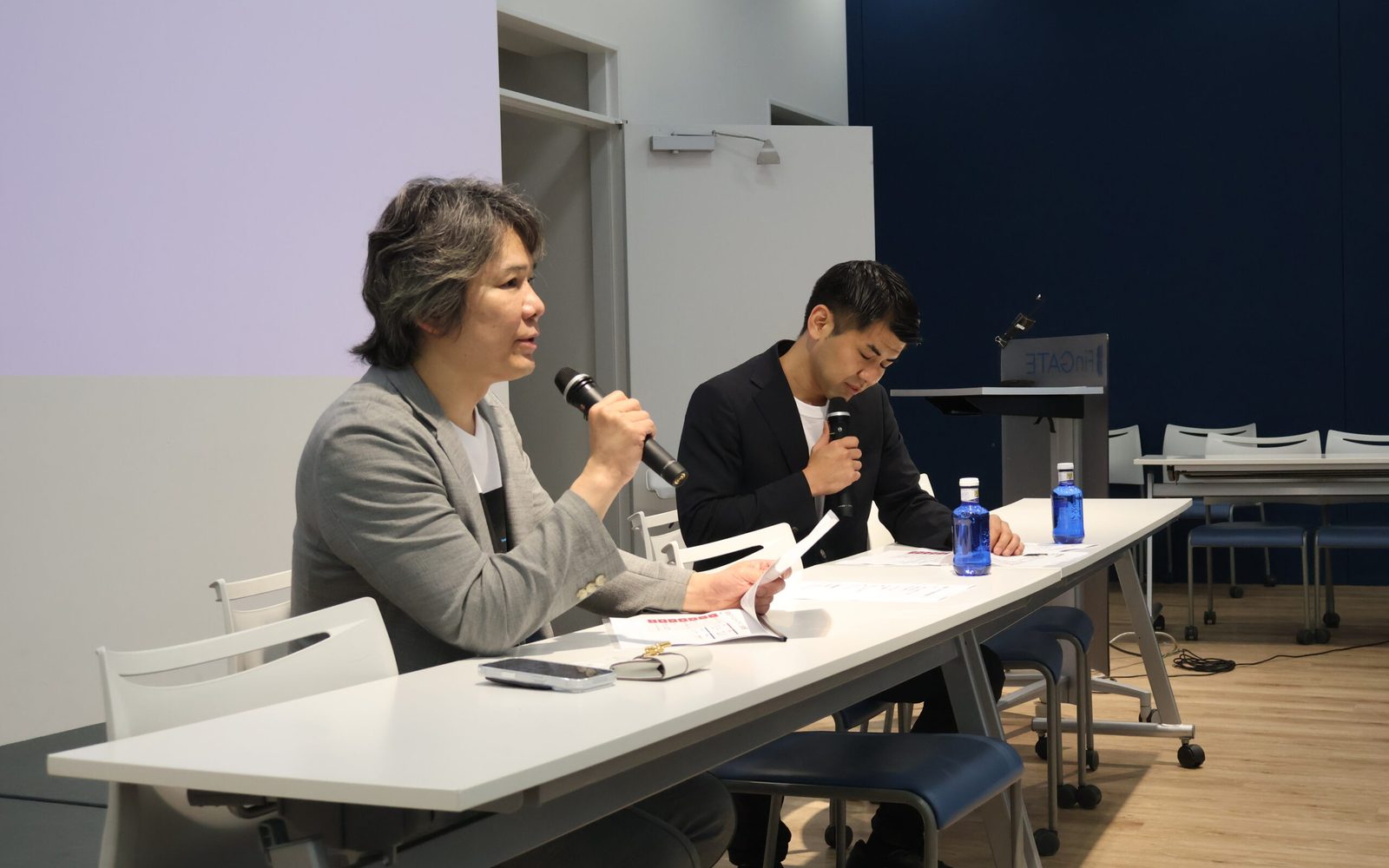 講演の様子（左：株式会社ブロードエンタープライズ 代表取締役社長 中西 良祐氏、右：アドバイザーナビ株式会社 松岡 隼士）