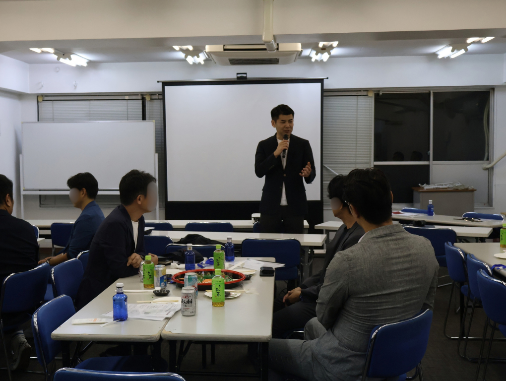 交流会で話すアドバイザーナビ株式会社 松岡 隼士